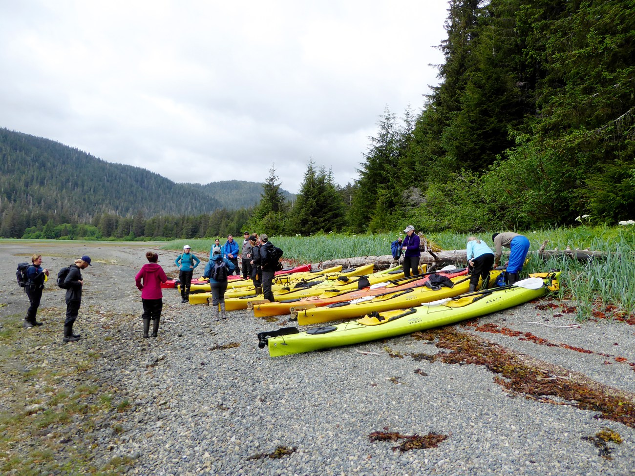 20160526_153057_Tying up the kayaks at the high tide mark